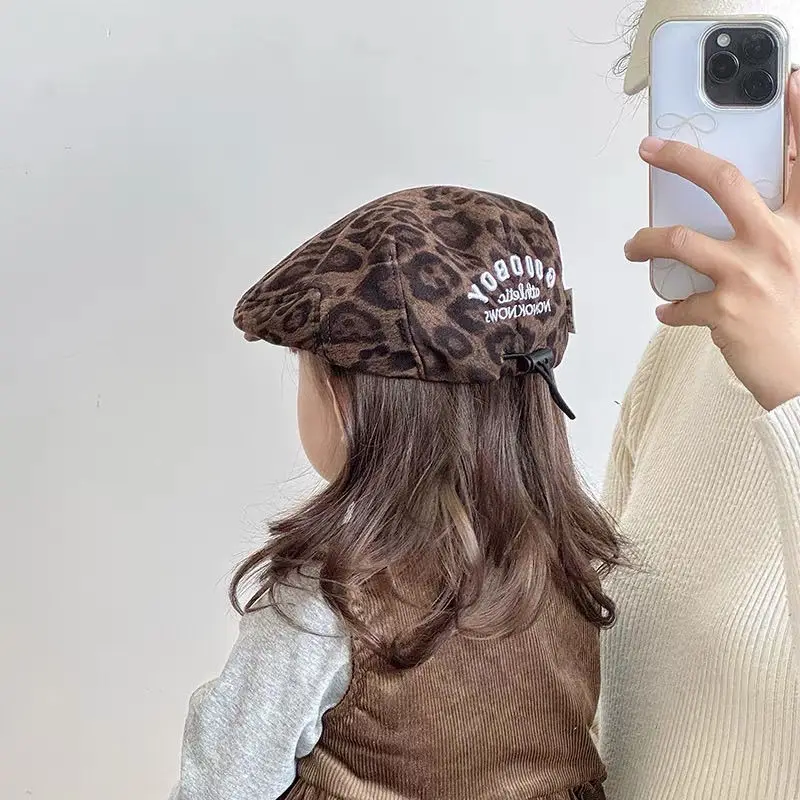 طفل بنين بنات ليوبارد القبعات 2025 موضة جديدة للأطفال النمط البريطاني قبعات INS التصوير الدعائم ربيع الخريف القطن قبعات البيريه