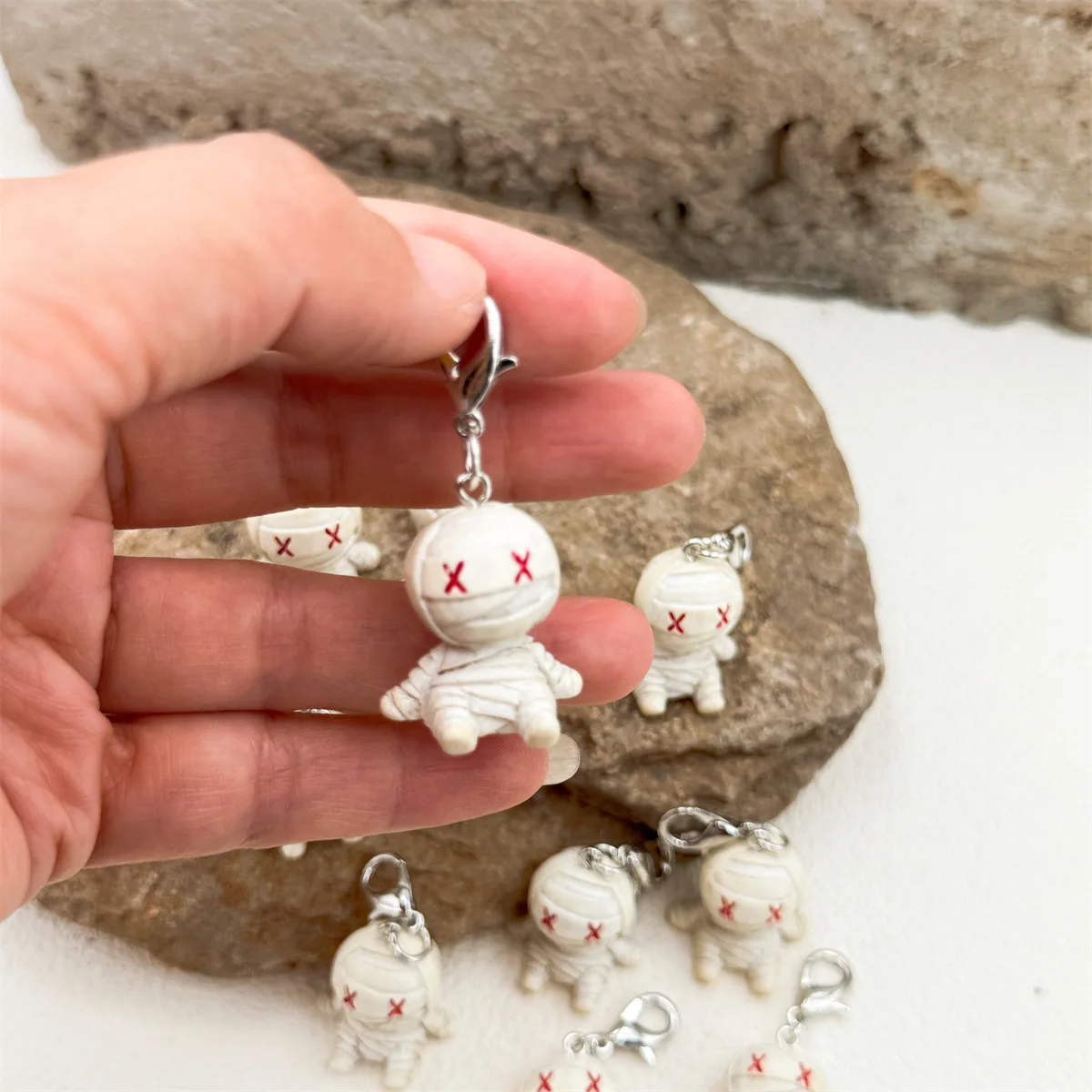 5pcs Mini 3D Resin Mummy with Lobster Clasp Charm Cute Keychain Bag Pendant Halloween DIY Jewelry Making Accessories