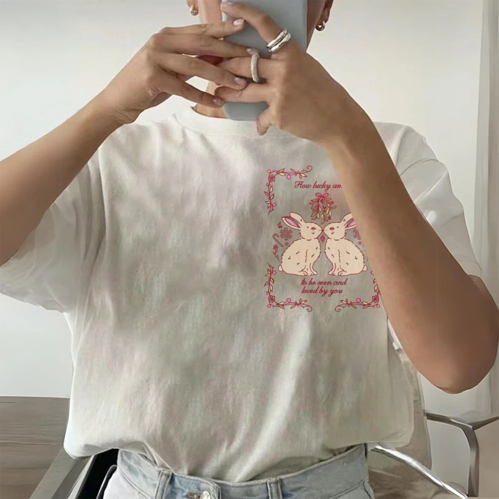 Twin Bunnies Back Tee เสื้อยืดผ้าฝ้ายพรีเมี่ยม พิมพ์ด้านหลังของกระต่ายสองตัวและข้อความโรแมนติก นุ่ม มีสไตล์ สําหรับแฟนแฟชั่นหนุ่มๆ