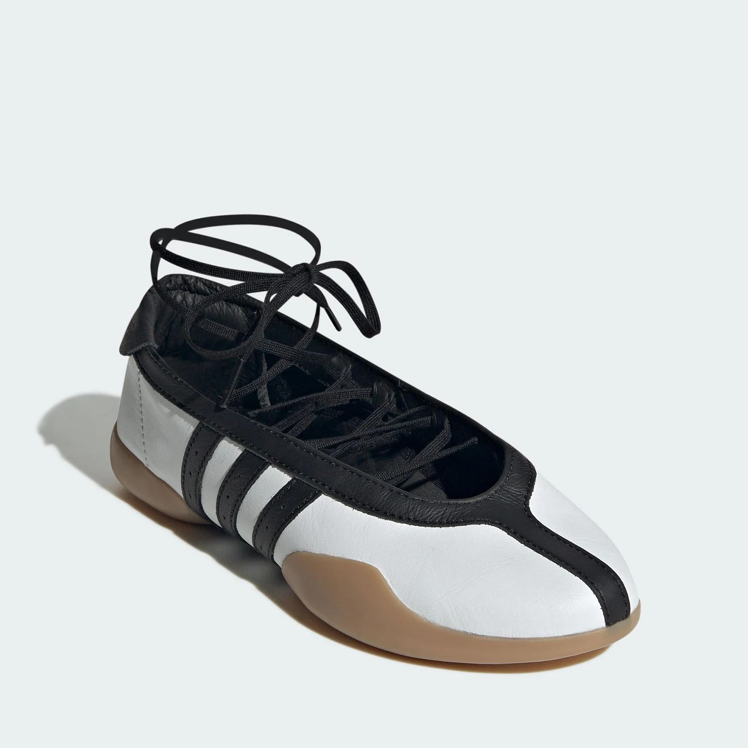 حذاء باليه نسائي رسمي من Adidas ذو نعل رفيع ورباط JR7030