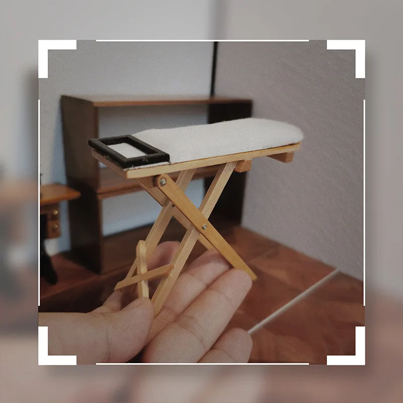 1:12 Mini grande asse da stiro in legno Accessori per casa delle bambole Negozio di abbigliamento Sartoria Scena Fotografia Puntelli Decorazione modello