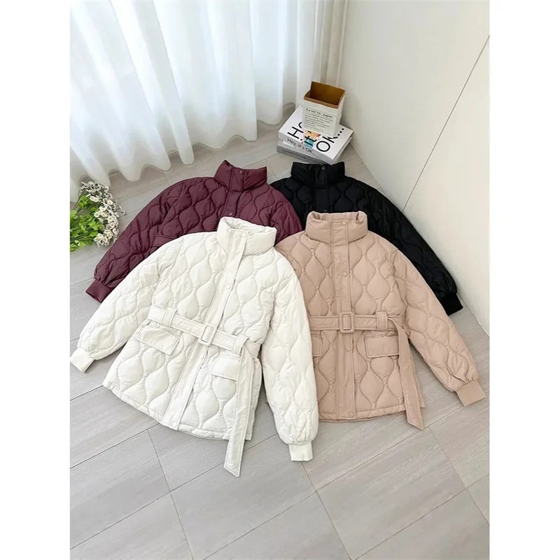 เสื้อโค้ทบุผ้าฝ้ายอุ่นสไตล์เกาหลีสำหรับผู้หญิง รุ่นใหม่ ฤดูหนาว 2025 ทรงเข้ารูป แจ็คเก็ตผ้าฝ้ายแบบยาว แฟชั่นเสื้อคลุมกันหนาวสำหรับผู้หญิง