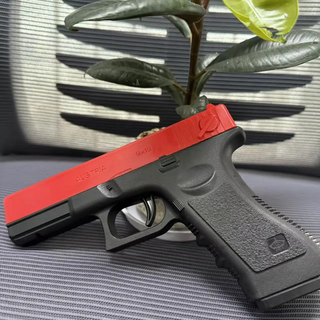 ปืนอัดลมคุณภาพสูง ยิงกระสุนนิ่ม รุ่น BLACK G17 GlocE ของเล่นปืน แม็กกาซีนด้านล่าง พร้อมเลเซอร์ สำหรับกีฬากลางแจ้ง เกม CS ของขวัญสำหรับเด็ก