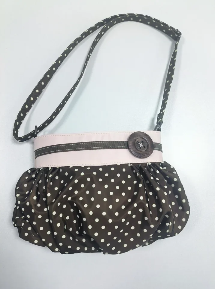 Koreanische Umhängetasche mit Polka Dots, große Tragetasche mit plissiertem Design und Holzknopf-Dekor, niedliche lässige Handtasche für Mädchen – Detail 3