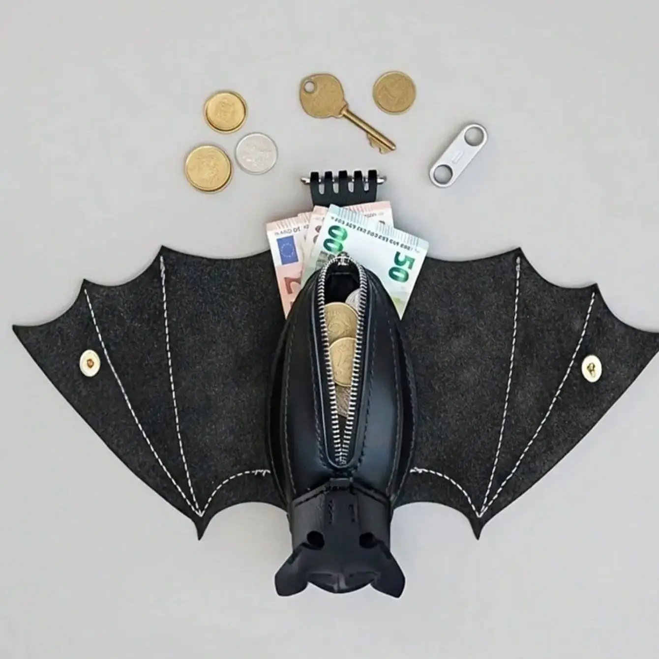 

Handmade Gothic-Style Bat-Wing Coin Purse—Hand-Stitched Bat Wallet with Zippered Coin Pocket and Keychain, Suitable for Bags and Belts—Fashion Accessory