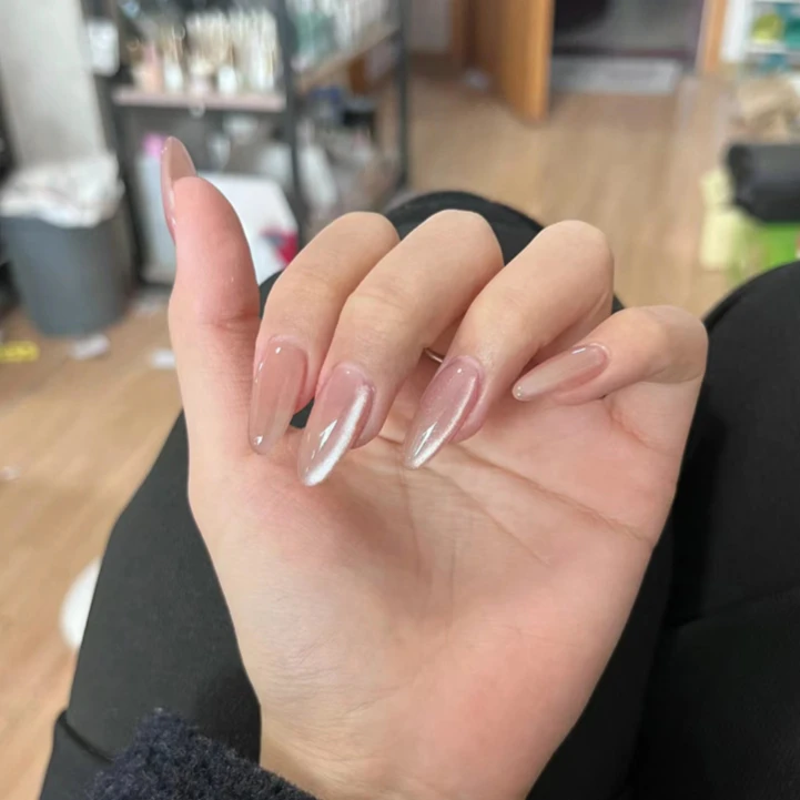 24 個ヌードキャットアイプレス爪スパークリングショートアーモンド付け爪グラデーションソリッドカラー偽爪ダイヤモンドネイルアート女の子のため