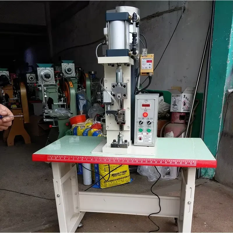 Small Hardware Auto Feeding Hollow PCB Circuit Board Clutch Plate Pneumatic Mini Eyelet Riveting Press Machine