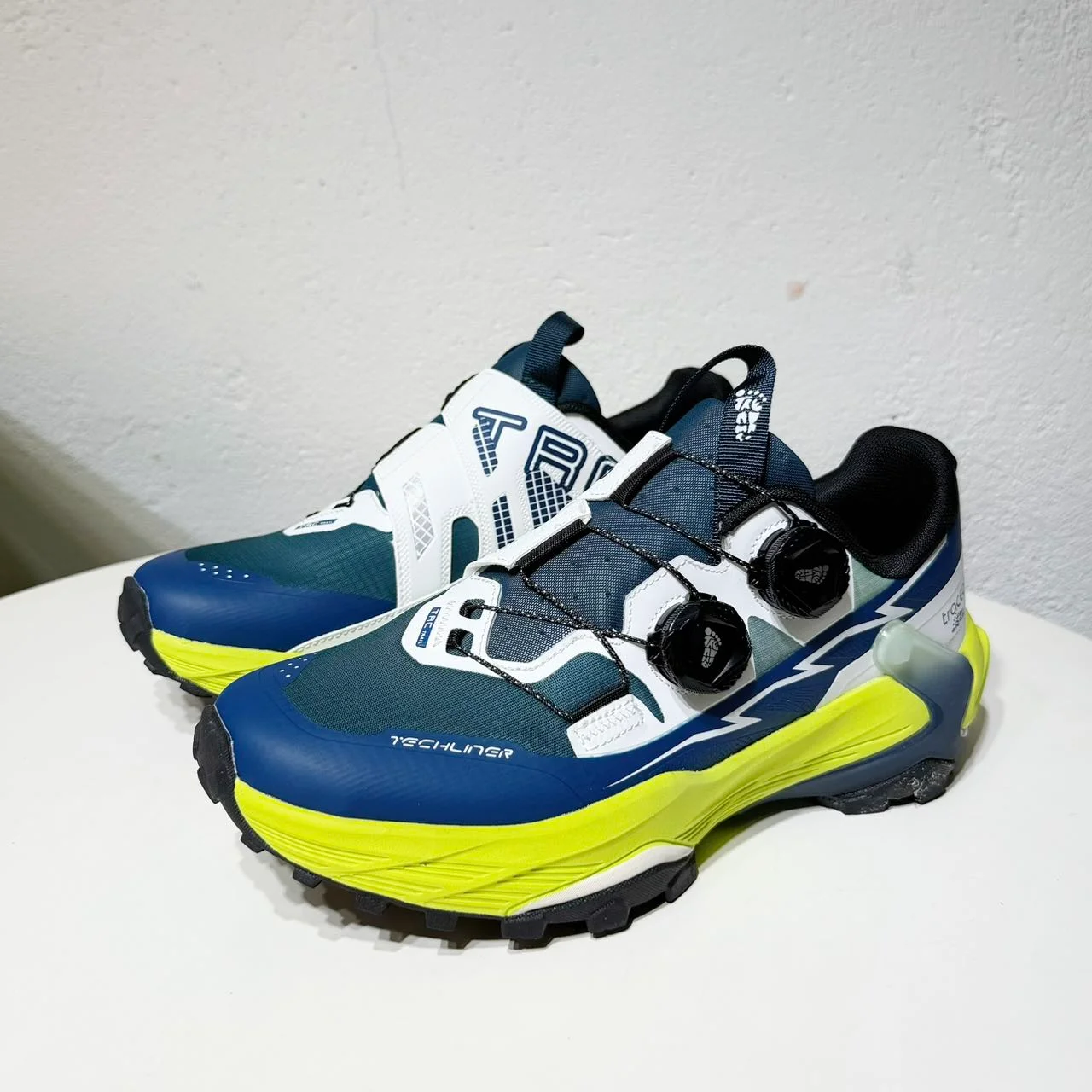 Table tennis shoes suitable for badminton players, unisex outdoor running shoes, tennis training shoes, sports shoes.