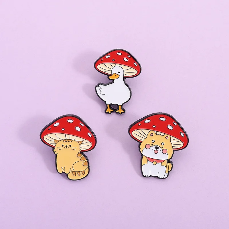 Perro errante con hongo, alfileres esmaltados, broches espeluznantes, insignia de solapa, joyería de moda, regalos para amigos, insignia de pintura para hornear