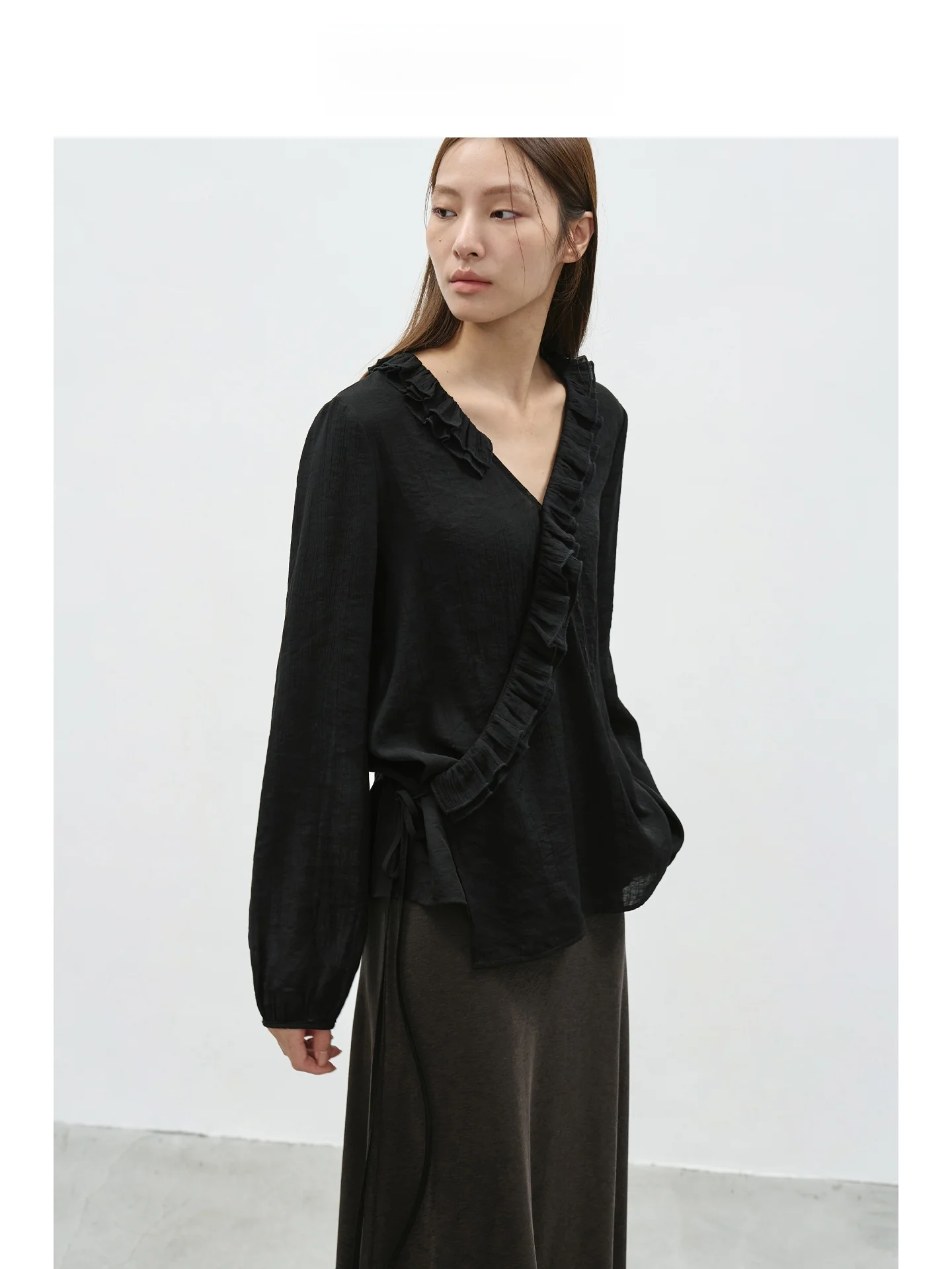 

EIGHTHMONTH Black V-neck Cross Design Loose Women's Shirt with Lace Hem Casual Style Long Sleeve Slimming Top