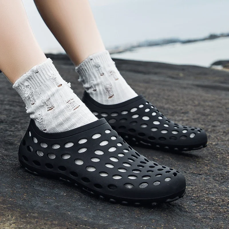 Men Sandals Shoes Flat Lightweight Garden Sandals Summer Beach Male Sneakers Outdoor Home sandalias hombre Black White