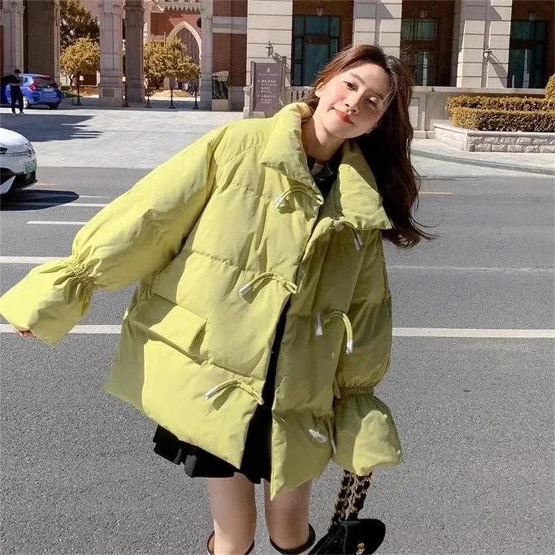 سترة قطنية بأزرار على شكل قرن البقر وياقة واقفة للنساء في الشتاء سترة قطنية فضفاضة جديدة خفيفة الوزن النسخة الكورية