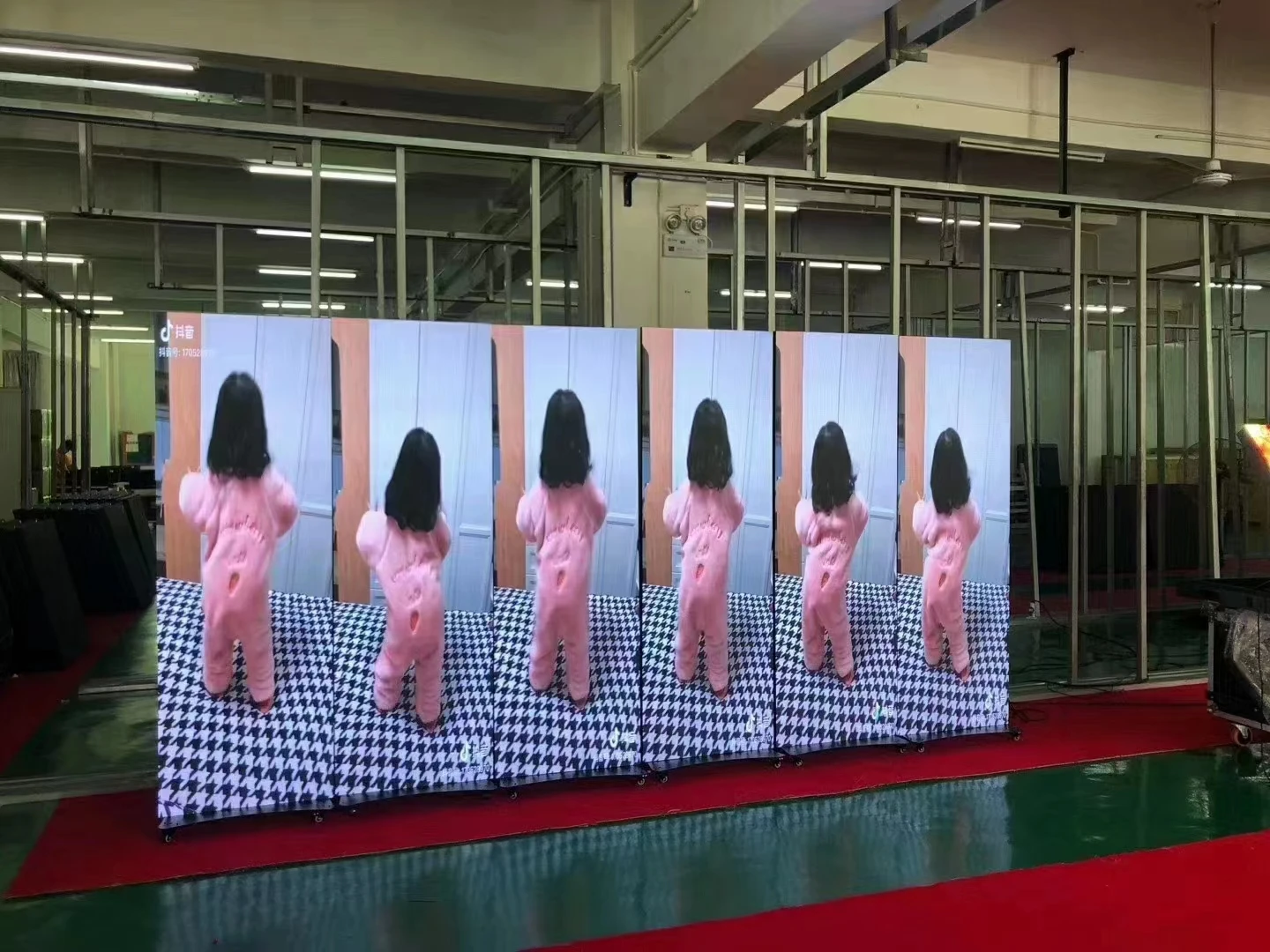 P1.86 Pubblicità in movimento Negozio Supporto a terra Schermo di visualizzazione verticale per poster a LED per interni