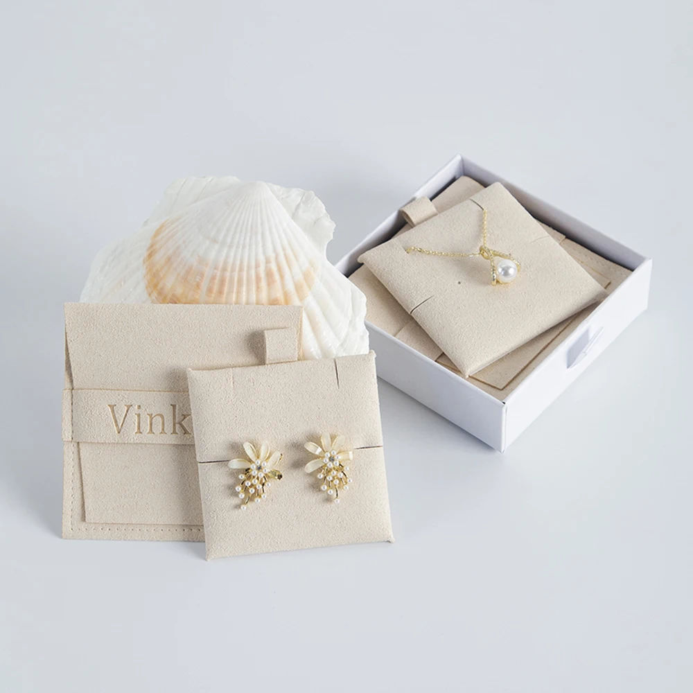 

Custom Logo 8x8cm Jewelry Package Beige Microfiber Gift Bag with Insert Pad Earrings Necklace Rings Packaging Organizer Pouch