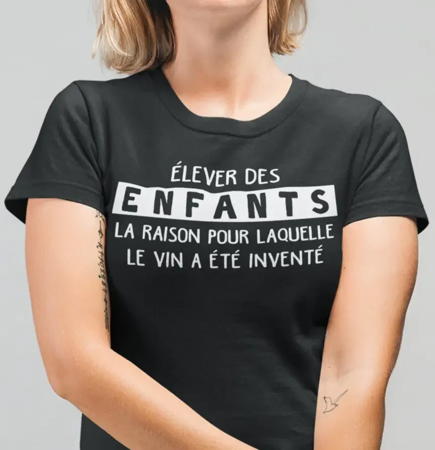 Elevar niños a la altura de la razón por la que se inventó el vino Camiseta de cuello redondo y manga corta Humor Alcohol