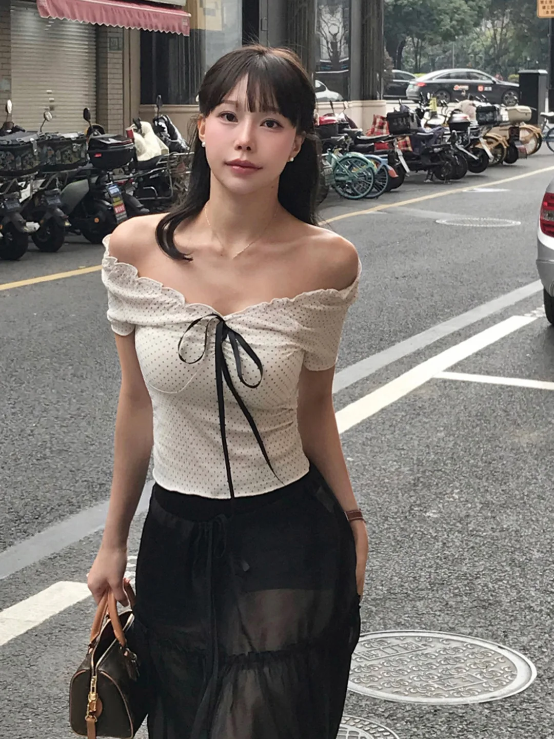 تي شيرت مثير برقبة على شكل حرف v مكشوف الأكتاف للسيدات نمط حلو وحار مكشوف الكتف قمة نسائية عرقية صينية عصرية