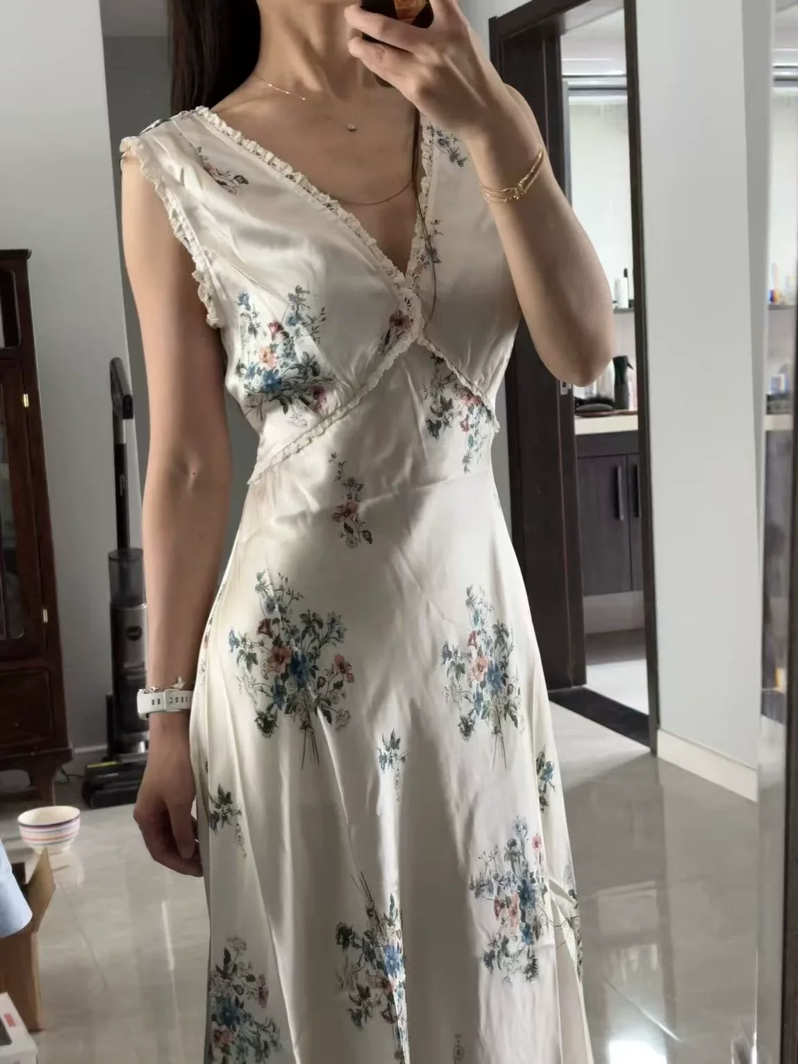 Damen-Maxikleid aus 100 % Seide, mit Blumenmuster, Rüschen, V-Ausschnitt, ärmellos, hohe Taille, modische, schmale Robe