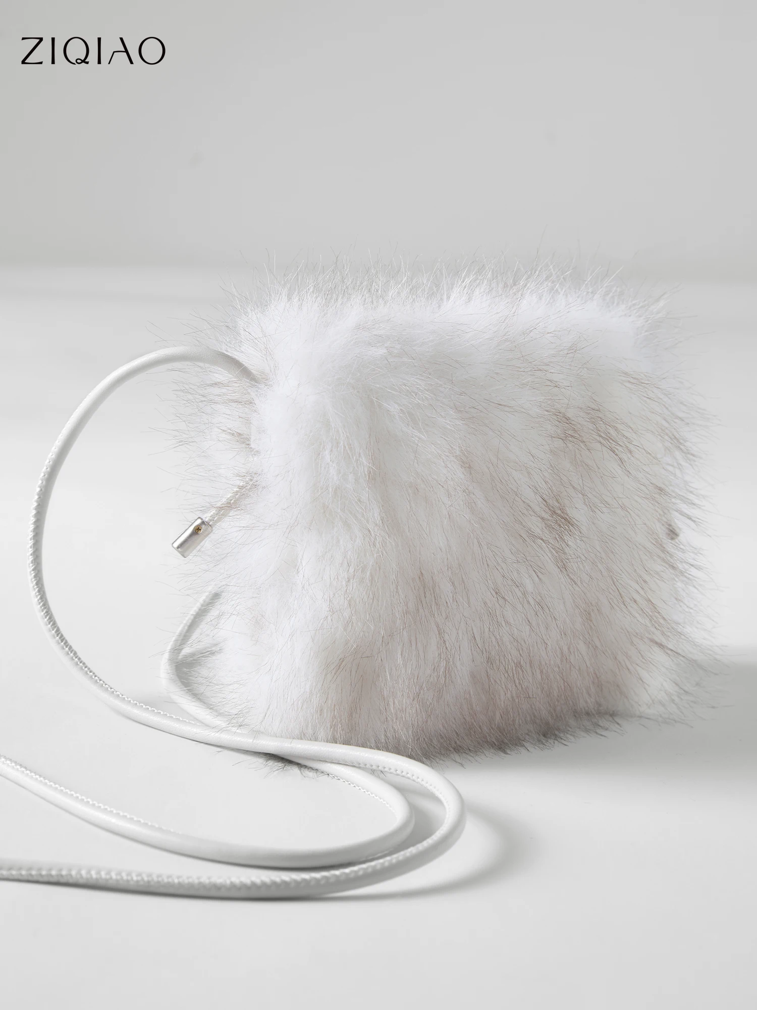 

ZIQIAO 2026 Spring Women's Faux Fur Crossbody Bag Pallet
