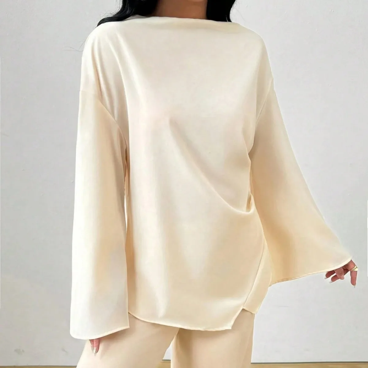 Women's Fashionable Casual round Neck Satin Long Sleeve Shirt Bell Sleeve Overhead Uneven Hem Top Spring Neutral Style Loose Fit