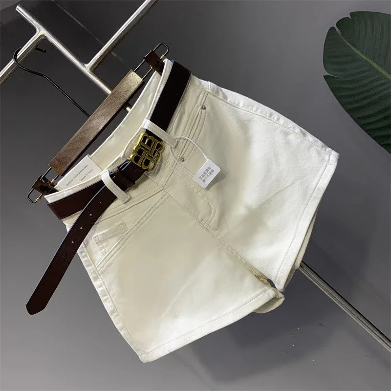 Nowe, proste szorty jeansowe do dojazdów do pracy, uniwersalne, wyszczuplające, w jednolitym kolorze, stylowe i wygodne.