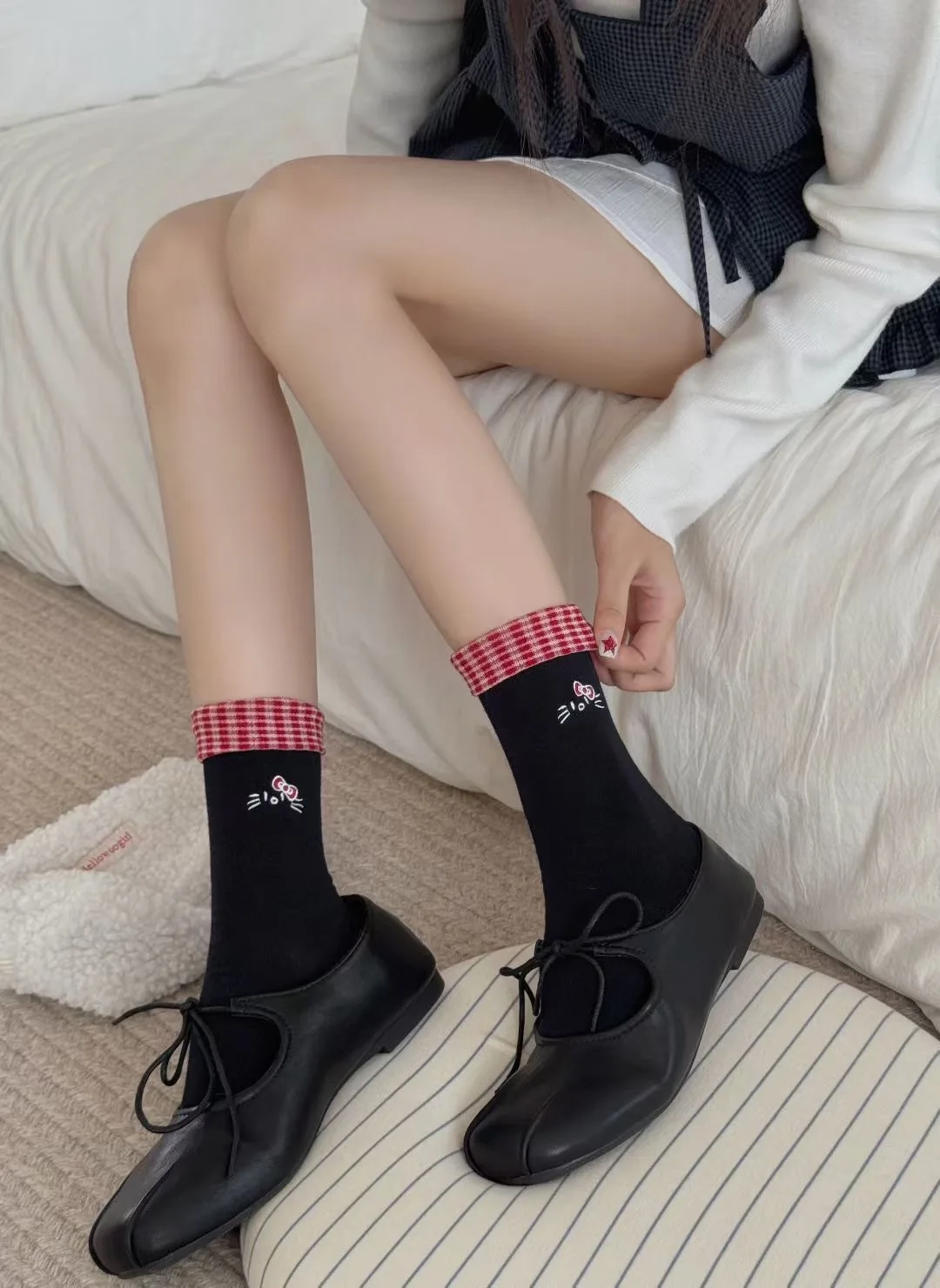 

AKorean version flanging autumn new women's socks mid tube socks ins trendy cute cartoon embroidery kitten plaid lace pile socks