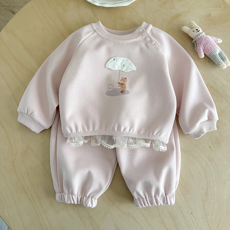 Lace-trimmed sweatshirt set aSpring-style new two-piece set for one-year-old girls, featuring a cartoon top and sweatpants