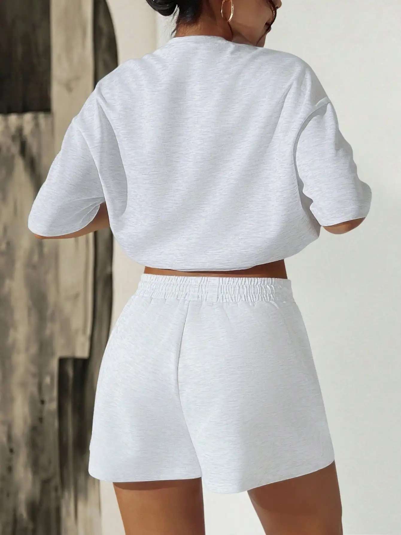 

Женский повседневный комплект из 2 предметов: свободная футболка с круглым вырезом и короткими рукавами и шорты.