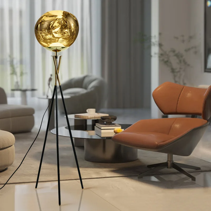 Диван для гостиной рядом с атмосферным торшером виллы в спальне