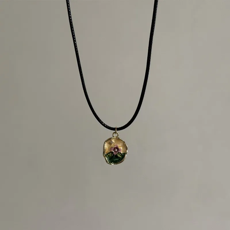 Vintage Tropföl-Blumen-Sonnen-Anhänger-Halskette mit Lederband – Einzigartiger Schmuck im Antik-Stil – Detail 5