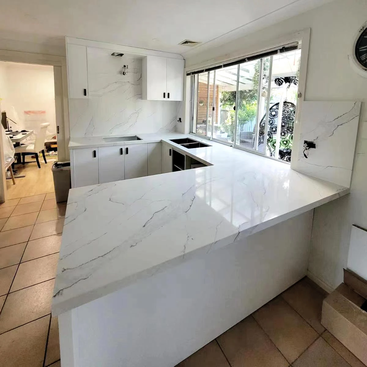 White Quartz Stone Kitchen Marble Countertops QuartzSmooth and Easy To Clean Desktop