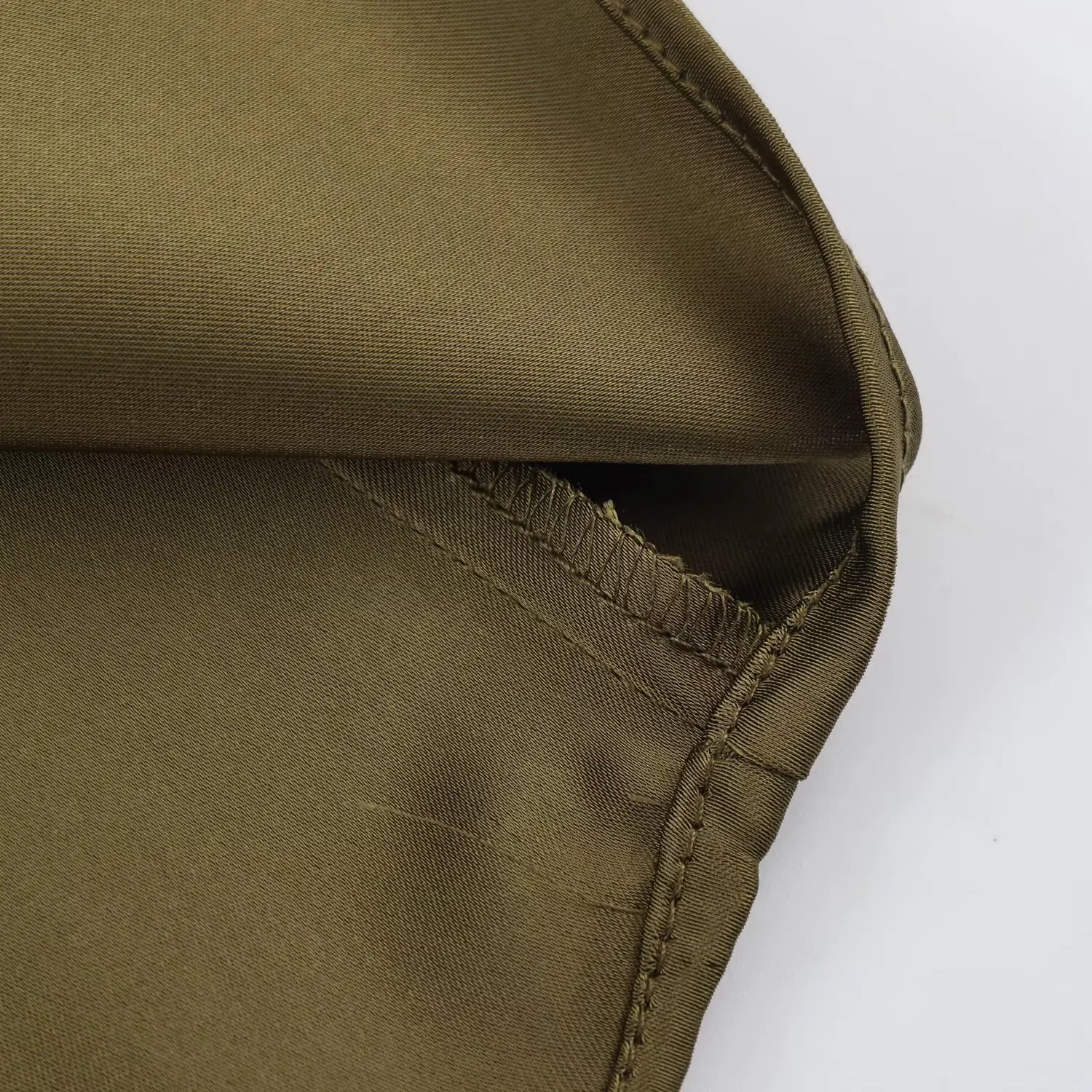 BSAY 2026 Neues Minimalistisches Satin-Zweiteiler-Set mit Drapierter Kragenpartie, Ärmellosem Oberteil mit Schulterknöpfen und Tailliertem Midi-Rock für Damen – Detail 26