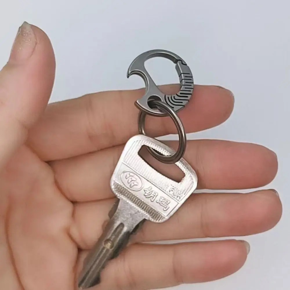 Llavero de titanio con mini hebilla ligera – regalo práctico - imagen 3