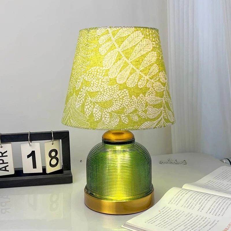 

Retro green table lamp bedside lamp creative light luxury high sense master bedroom bedside table decoration American