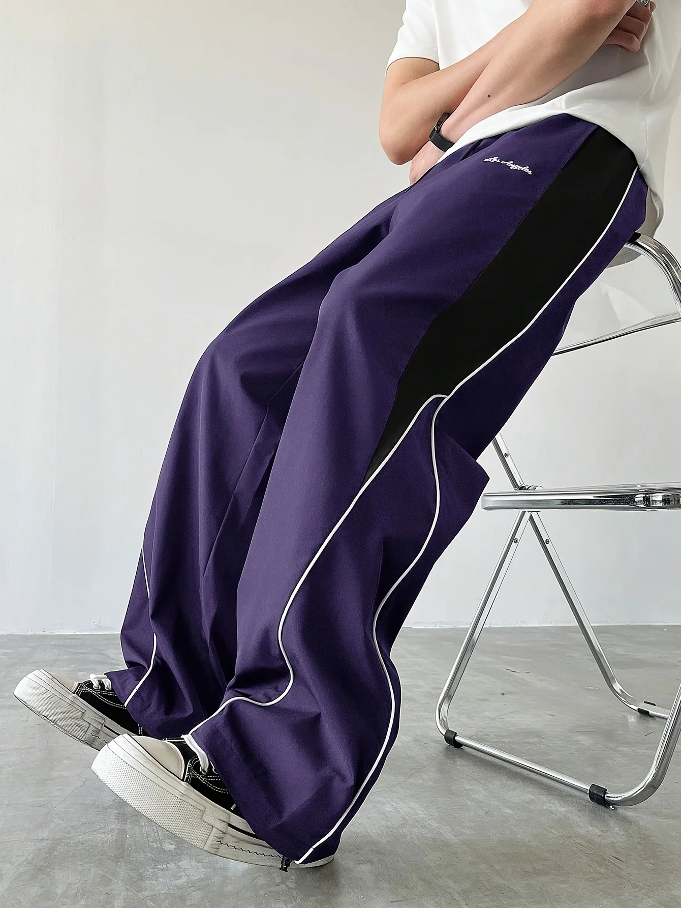 2026 Kontrast-Hose mit Gebogenen Seitenpanels und Weitem Bein, Schwarz-Grau Farbblock Lose Leichte Lässige Streetwear Windhose für Kinder – Detail 4
