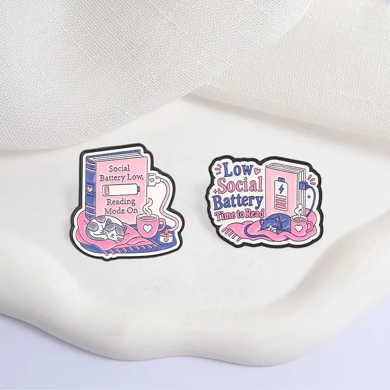 Social Battery Emaille-Abzeichen Buch Katze Kaffee Rosa Cartoon-Pins Gemütliche Introvertierter-Zitat-Broschen Anstecknadel-Set Schmuckgeschenke – Detail 6