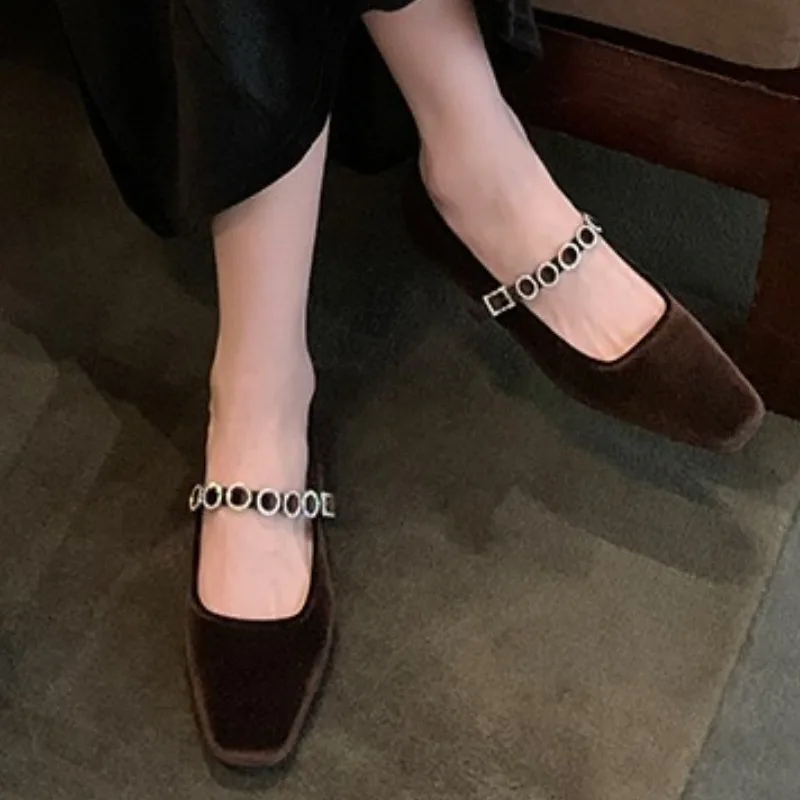 2025 أنيقة رئيس مربع أحذية المرأة مشبك المخملية سطح كعب سميك حذا فردي للسيدات لينة أسفل أقدام غير متعبة