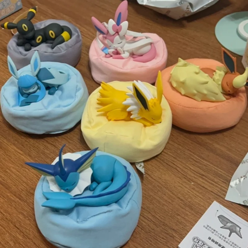 figura-colecionavel-da-serie-pokemon-eevee-dormindo-em-caixa-surpresa-vaporeon-sylveon-umbreon-jolteon-decoracao-de-mesa-para-colecionadores-de-anime