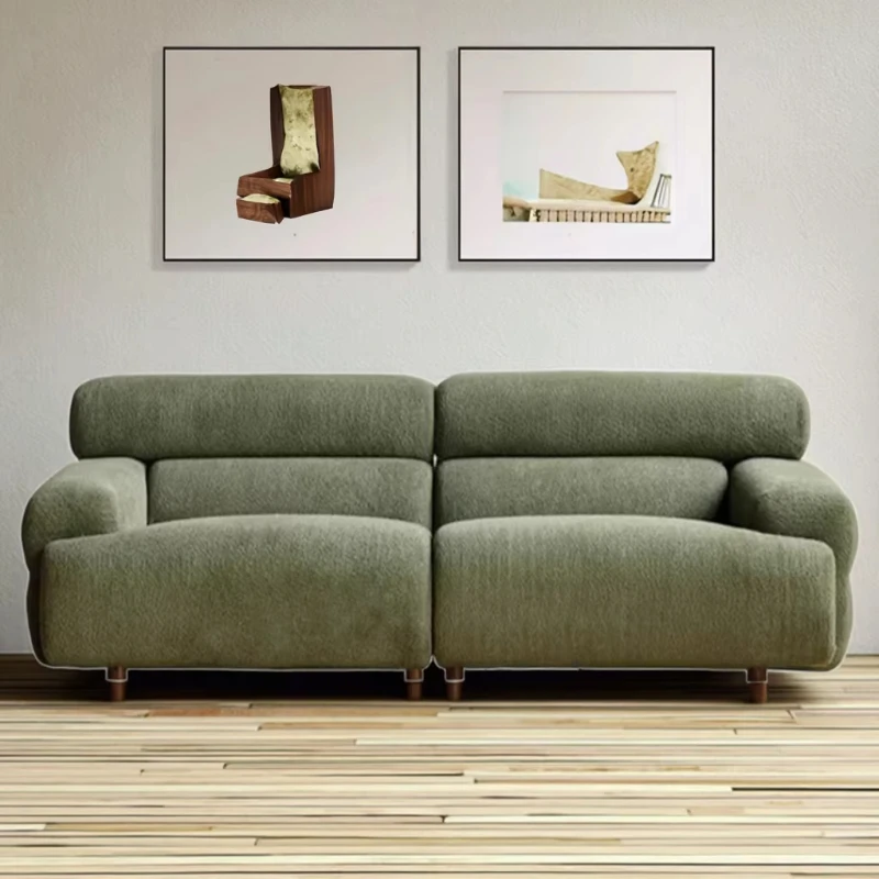 レトロなリビングルーム、小さなアパート、3人掛けストレートソファ、布製豆腐ブロック