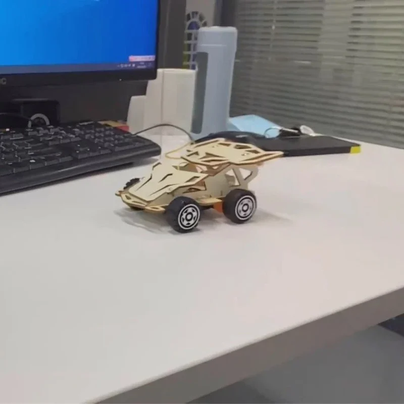 STEMコース教材キット：完全なRCカー組み立ては、機械・電子・プログラミングの分野を網羅しています。