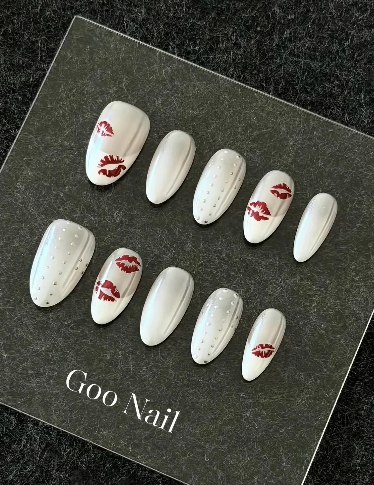 10-Piece Set of Spicy Red Lip Cat-Eye Almond Nails, Vibrant and Sparkling, with Fine Glitter When Raised, Simple yet Memorable