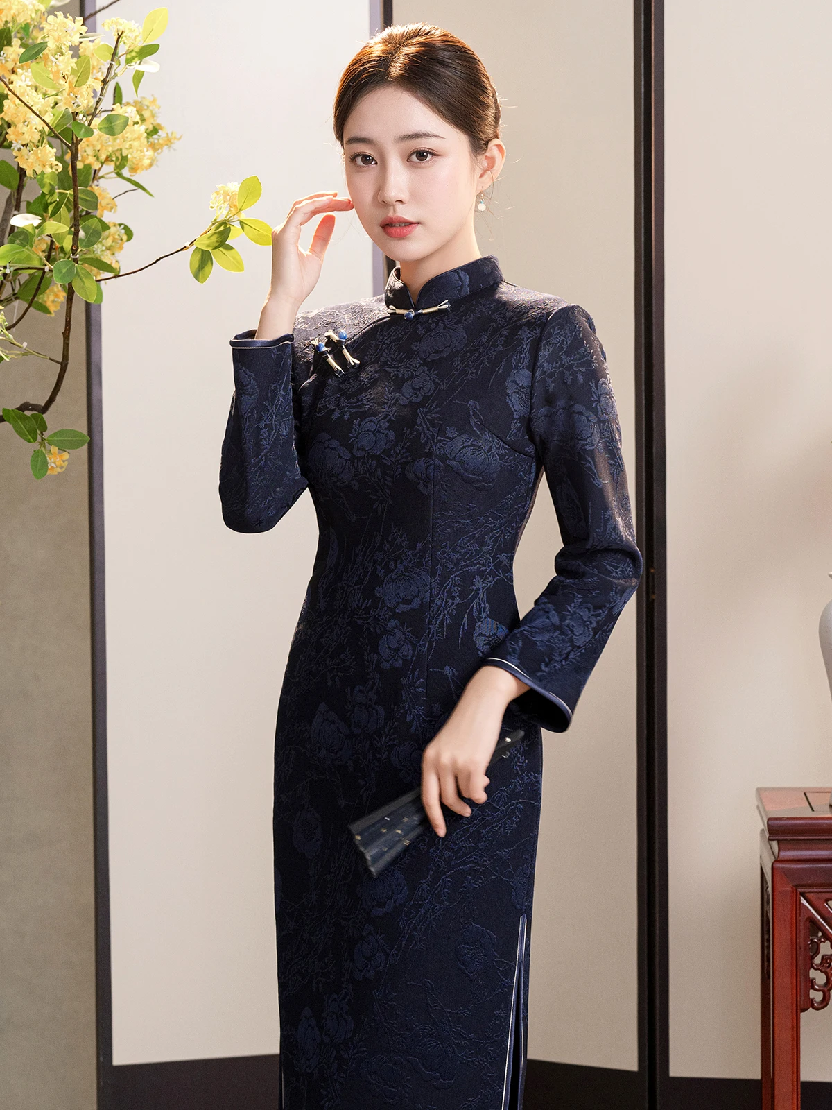 

Новое китайское платье-ципао с длинным рукавом, на флисовой подкладке, для повседневной носки, с цветочным узором и низким разрезом, для зимы