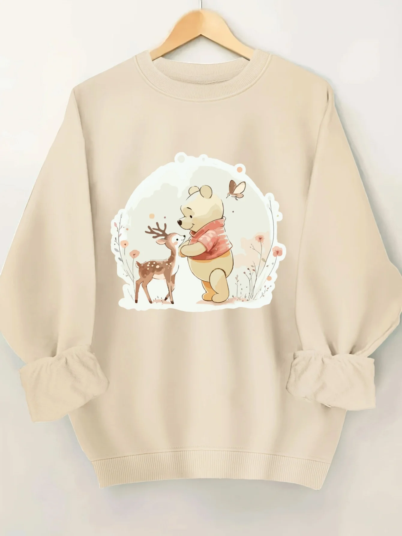 

Толстовка с круглым вырезом и принтом оленя Винни-Пуха от Disney — милый пуловер с акварельным рисунком Винни-Пуха и оленёнка, мягкий флисовый повседневный свитер