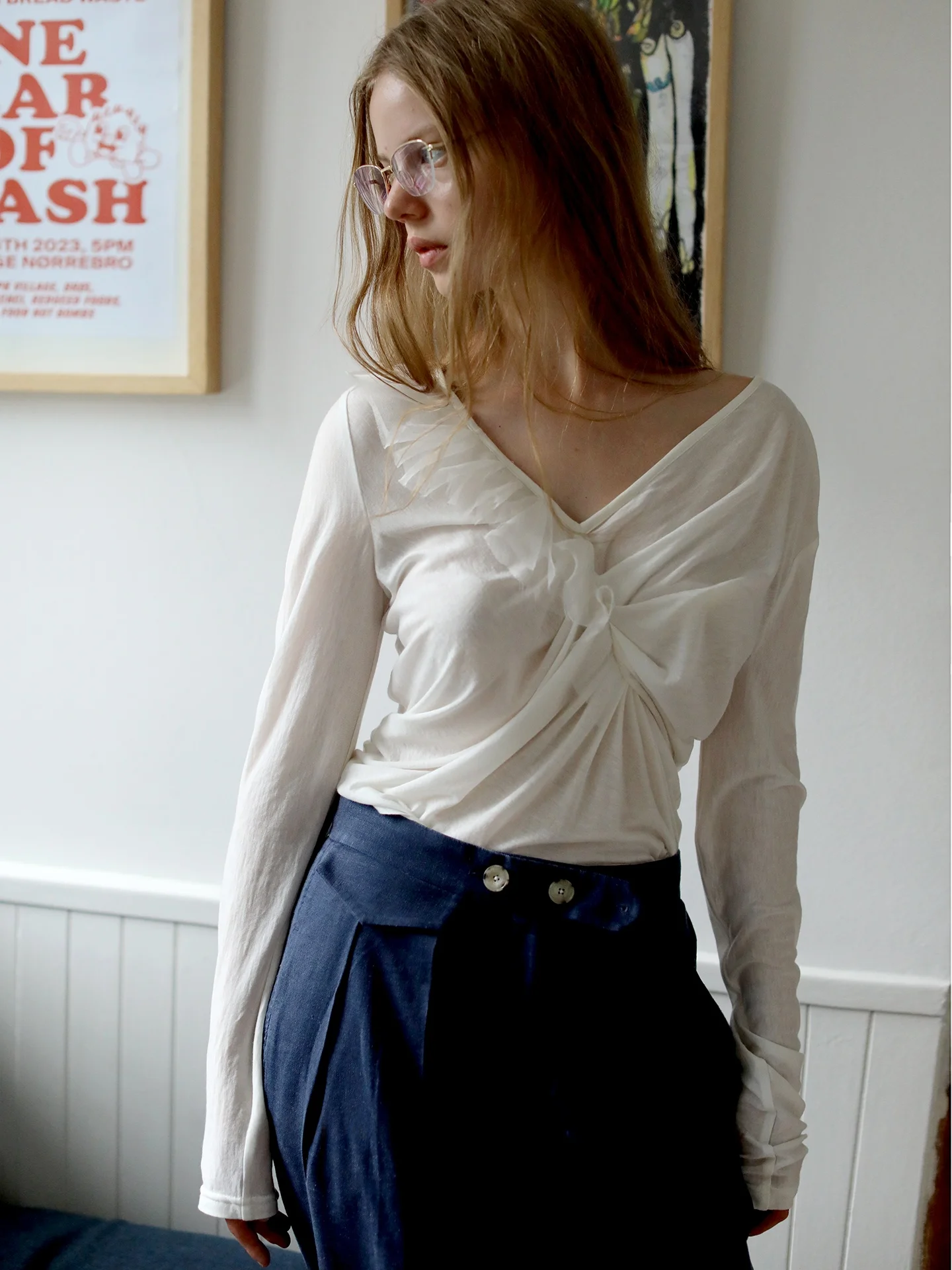 

Женская трикотажная рубашка Raynag из шелково-шерстяной смеси с V-образным вырезом, длинными рукавами и плиссированным кружевным подолом. Новинка.