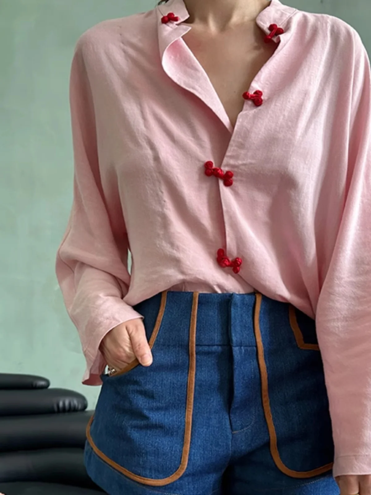 

Модная новая женская рубашка в китайском стиле на пуговицах, розовая, антивозрастная, элитная, от бренда Rouje Kefss