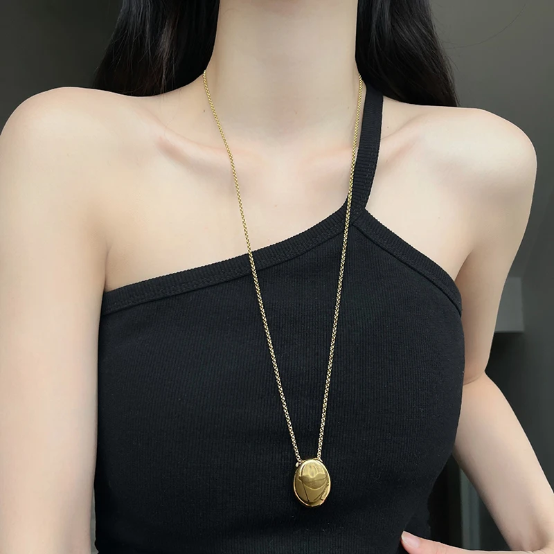 New Fashion, Light Luxury, Individually Exaggerated Titanium Steel Oval Pendant Necklace Women\'s Long Sweater Chain 2023