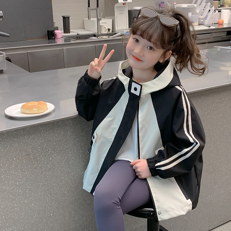 

Осень Jaet для девочек, новинка 2024, корейская версия, ветровка с капюшоном, детский модный топ на молнии, повседневный облегающий крой, деформируемый