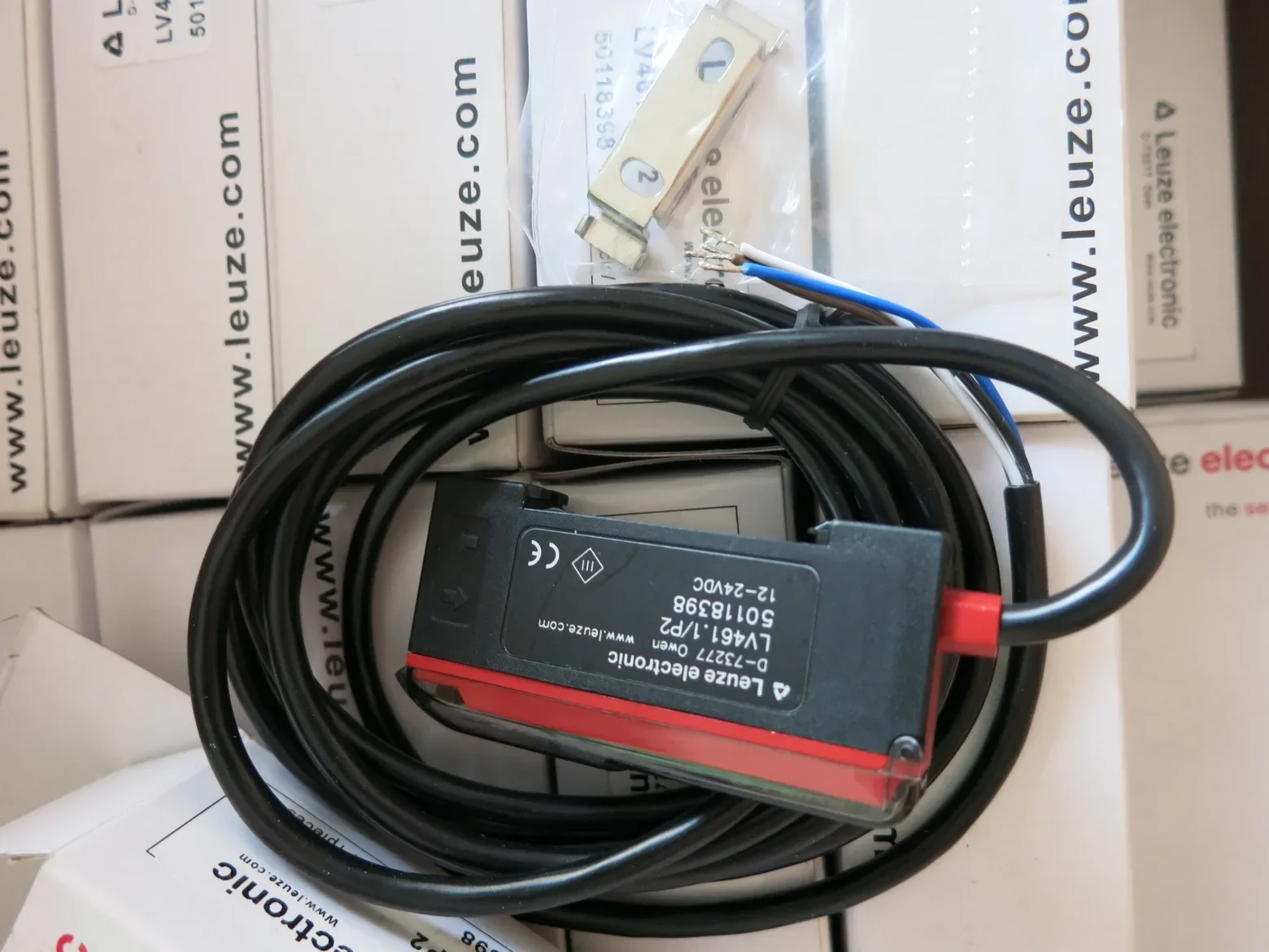 

Новый оригинальный фотоэлектрический датчик Leuze LV461.1/P2