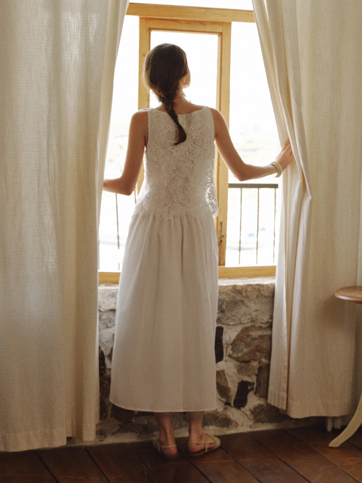 FSLE ภาษาฝรั่งเศสคํา Vintage Cut-out Lace Patchwork แขนกุดผู้หญิงฤดูร้อนใหม่ 2025 สไตล์รีสอร์ทชุดสีขาว 25FS12709