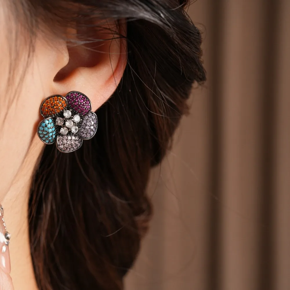 Romantic Refined Black Tone Inlaid Multi Color Zircon Five Petal Flower Stud Earrings for Women Art Exhibition Fashion Jewelry.