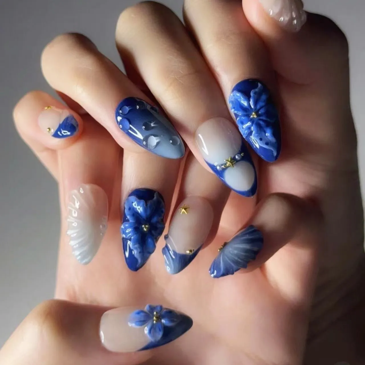 24枚入り アーモンド型 エレガントな3Dフラワー柄 フレンチチップデザイン 取り外し可能な付け爪 女性用 プレスオンネイル マニキュアアート